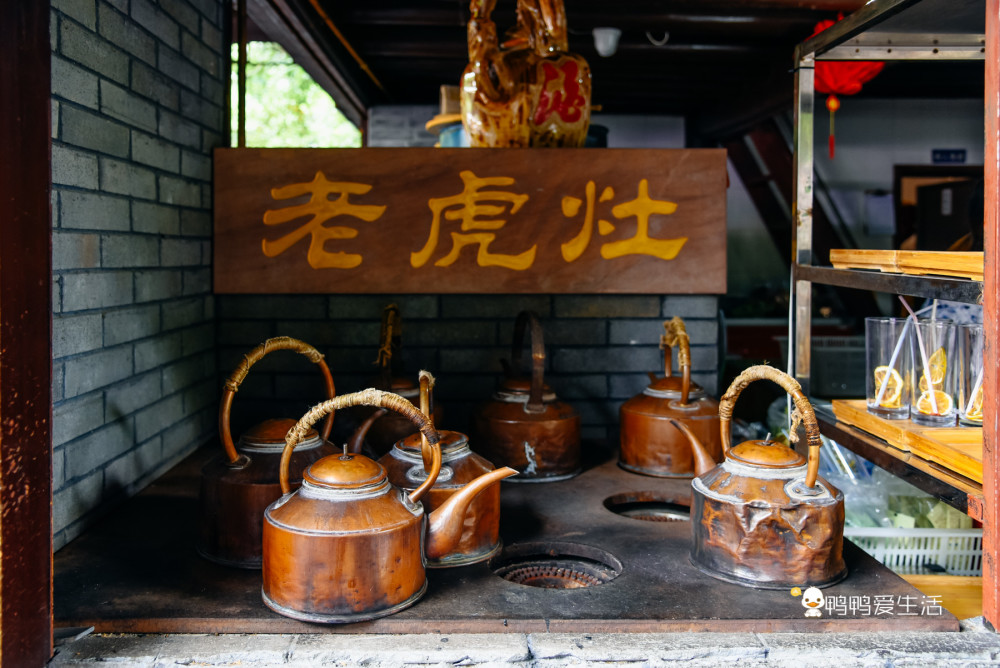 而在鹤鸣茶社,你还能看到几乎已经失传的"老虎灶".