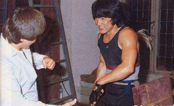 当年成龙拍快餐车和宾尼对打了5分钟全程无替身成龙被一脚踹飞