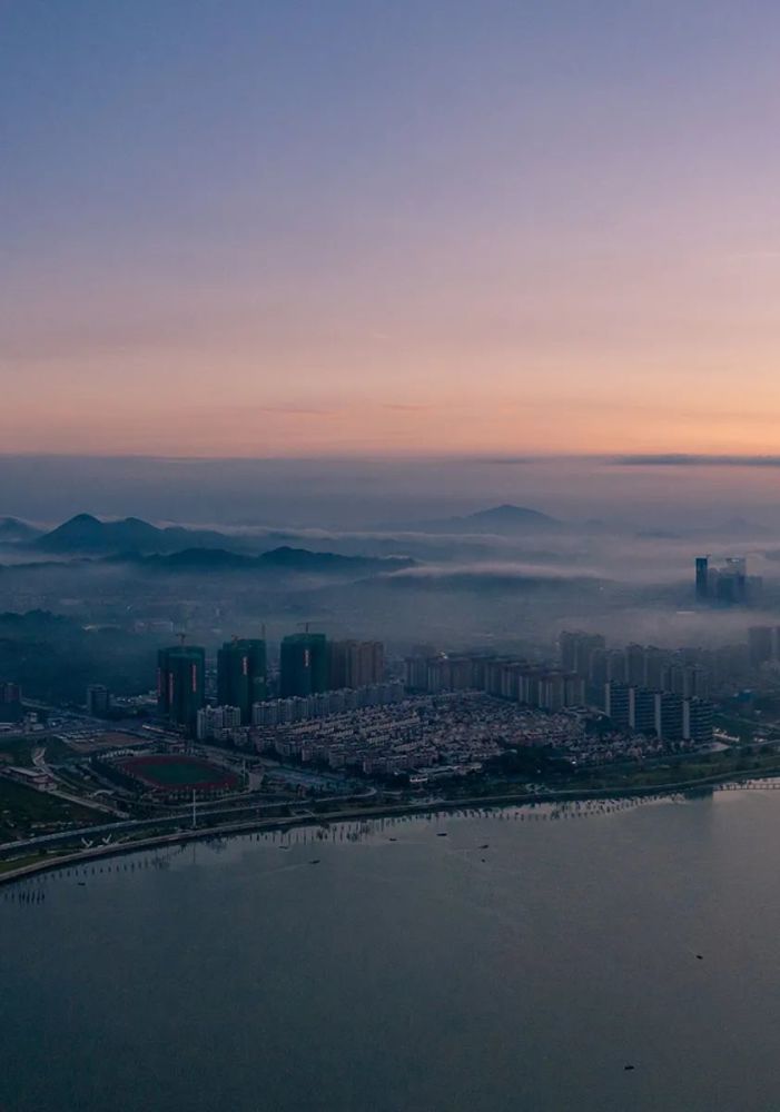 (滑動下圖,查看入夜的汕尾——海濱街夜景)晚上9點後的二馬路和三馬路