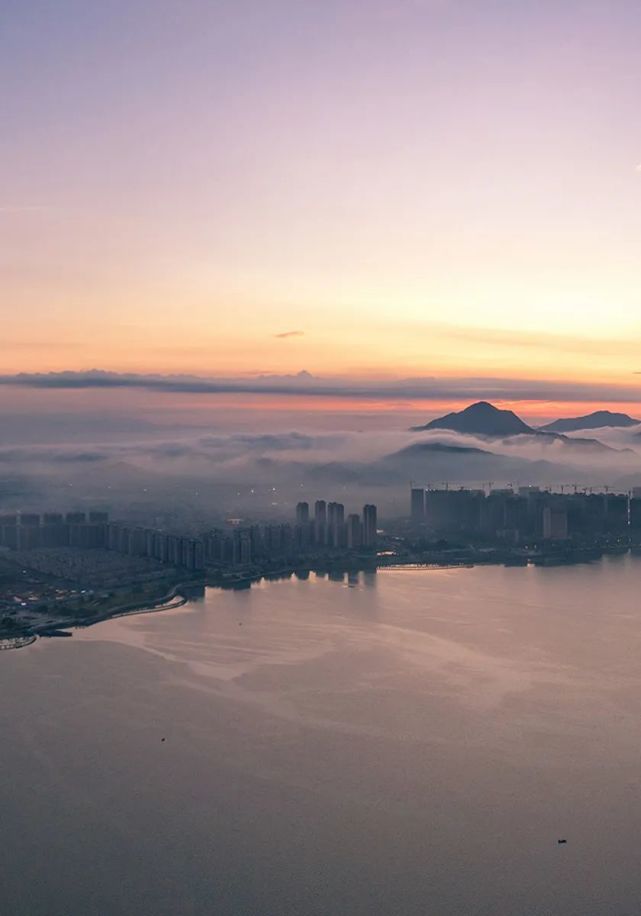 (滑動下圖,查看入夜的汕尾——海濱街夜景)晚上9點後的二馬路和三馬路