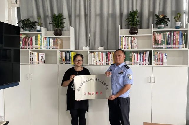 流动图书进警队 为建设学习型警营,丰富民警,协管员警营文化生活,元磨