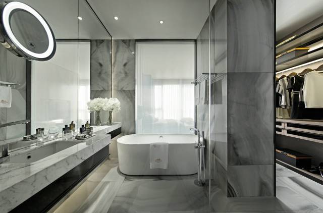 开放式的卫浴设备,让整个空间开阔舒适;在纯净的空间中,视觉是轻盈的