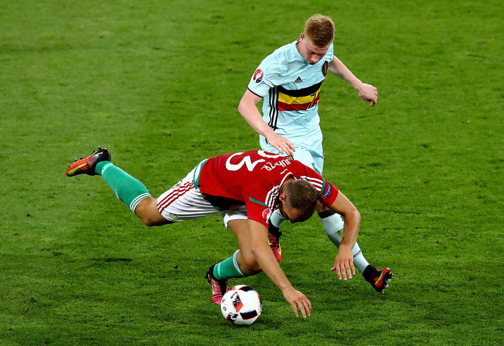 图为:德布劳内在进行抢球