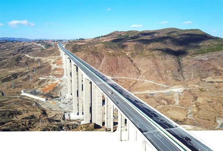 运输局局长马勋回忆说,曾经,威宁只有滇川东路(现在的326国道)和威昭