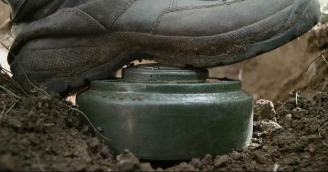 踩到地雷还能死里逃生我们都被影视剧骗了地雷威力超乎想象