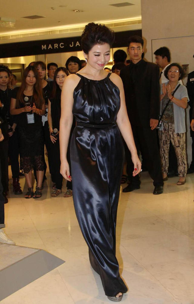 钟楚红奶奶年纪也不显老穿蓝黑色连体裤高级洋气减龄时髦