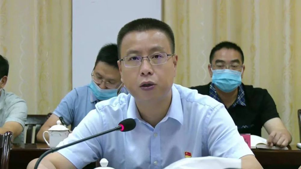 会上,县委书记,县委党史学习教育领导小组组长吴钟民