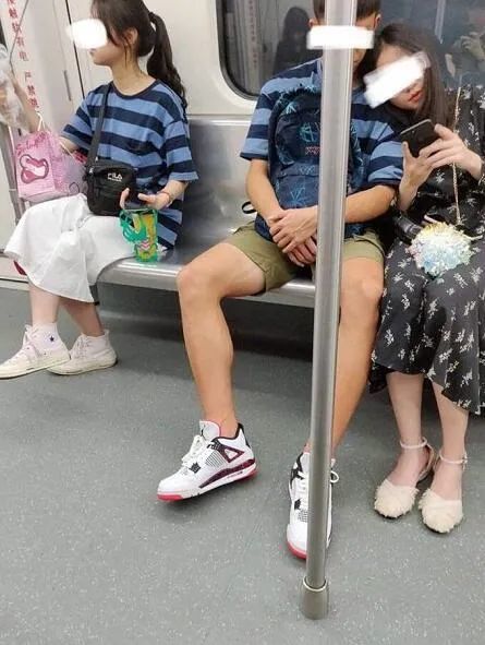 发几个撞衫图 看的脚趾头疼