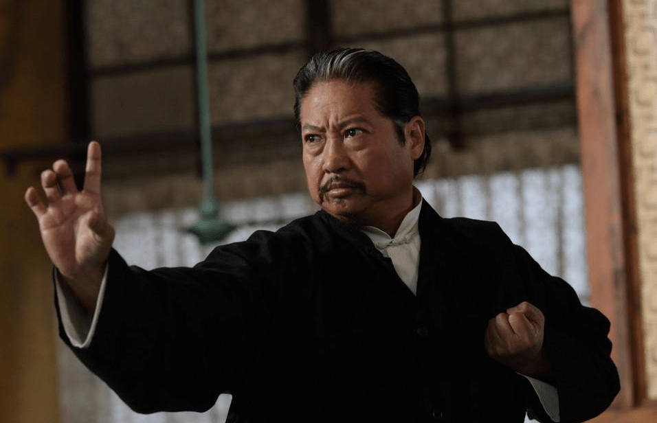 洪金宝近照曝光,身材暴瘦略显憔悴,生活奢华"挂金链戴名表"_腾讯新闻