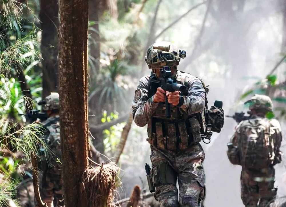 战术背包晒出了星空迷彩等单兵装具在发布的训练图片中比如海军陆战队