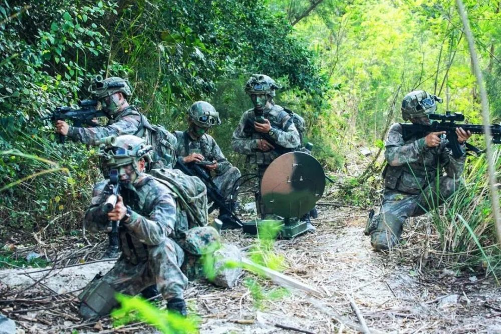 战术背包晒出了星空迷彩等单兵装具在发布的训练图片中比如海军陆战队