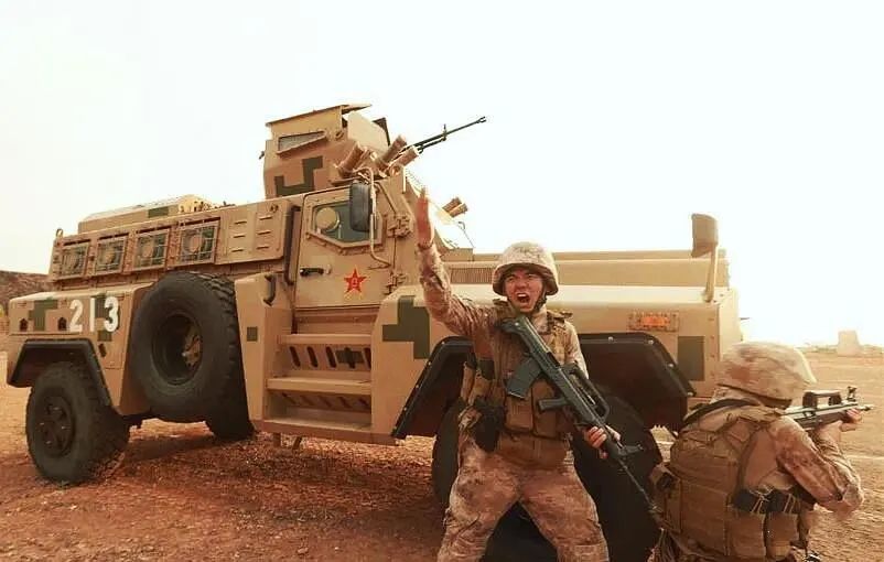 荒漠迷彩驻外保障基地特战分队▼同样抢镜下图兵哥背的水壶▼丛林迷彩