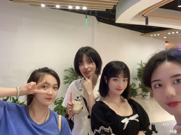 林妙可曬大學畢業照，不舍與老師同學分別淚流滿麵