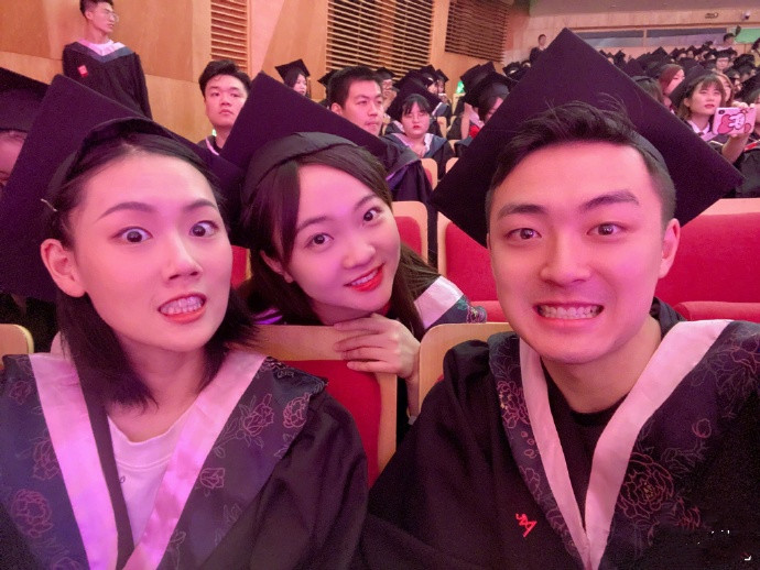 林妙可曬大學畢業照，不舍與老師同學分別淚流滿麵