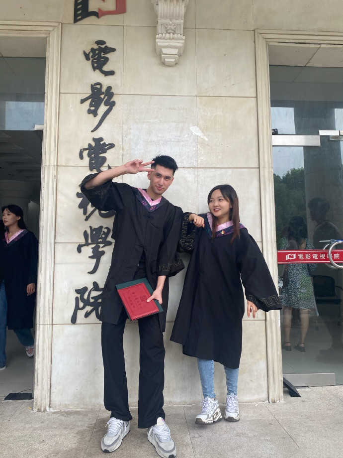 林妙可曬大學畢業照，不舍與老師同學分別淚流滿麵