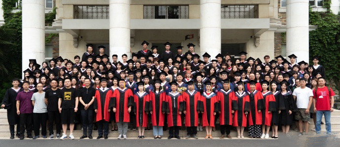 林妙可曬大學畢業照，不舍與老師同學分別淚流滿麵