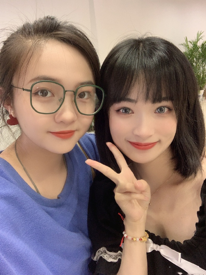 林妙可曬大學畢業照，不舍與老師同學分別淚流滿麵
