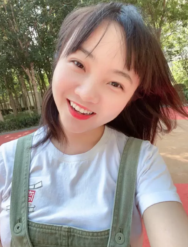 林妙可曬大學畢業照，不舍與老師同學分別淚流滿麵