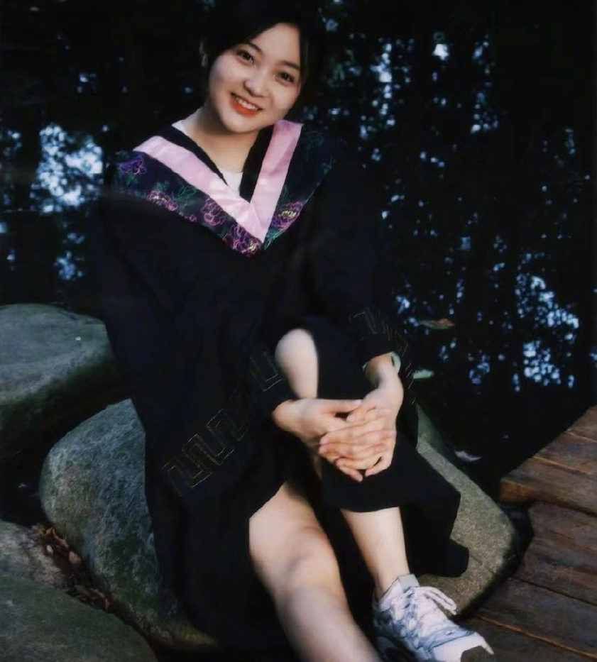 林妙可曬大學畢業照，不舍與老師同學分別淚流滿麵