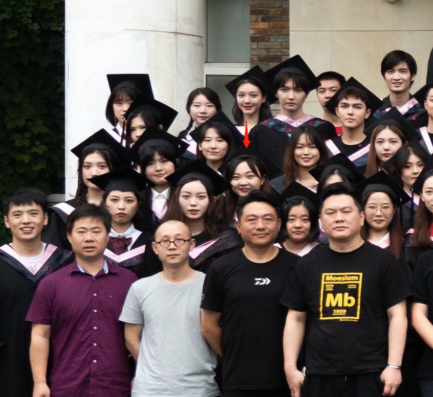 林妙可曬大學畢業照，不舍與老師同學分別淚流滿麵