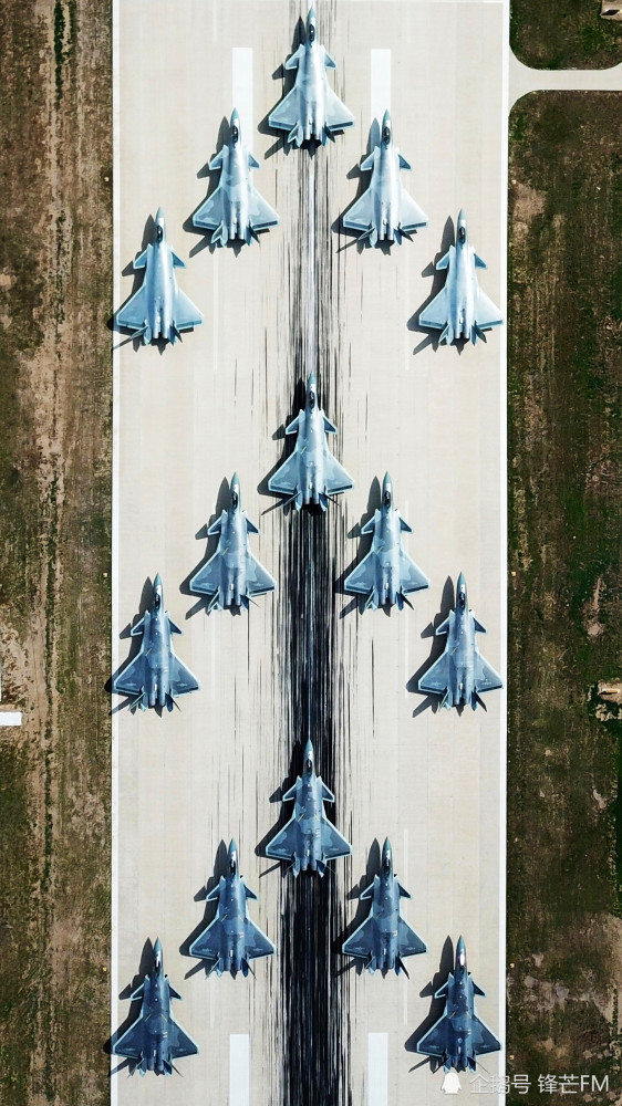 歼20大象漫步不经意间就来了,数量即将看齐f22,亚洲最大隐身机队!