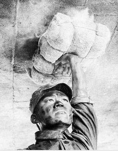 王宝强演过几次军人,许三多,顺溜,还有董存瑞,都非常出彩,他本身憨厚