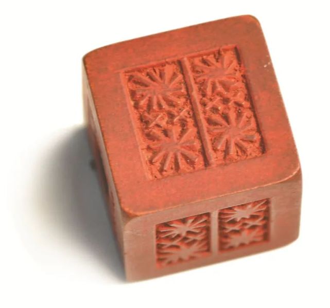 六面密印:六面密印的外观像个骰子,通体木质.