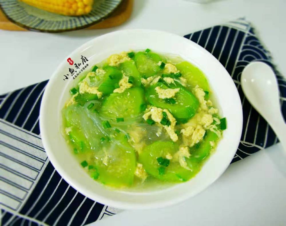 大量上市的季节,一些瓜果都是凉性食材,多吃可以清热解暑,比如丝瓜