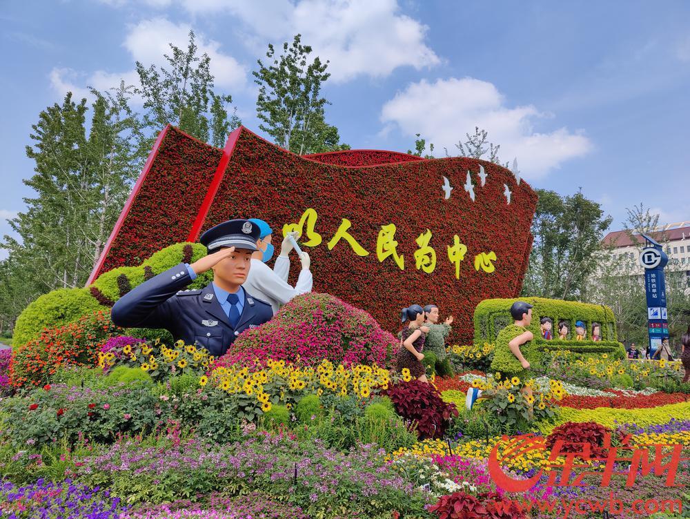 vlog打卡庆祝景观丨天安门广场上金灿灿的党徽年号_腾讯新闻