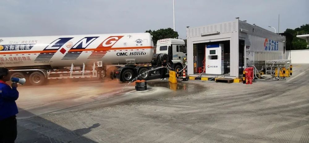 活动现场,只见现场4名操作人员正为两辆lng槽车正常加注作业.