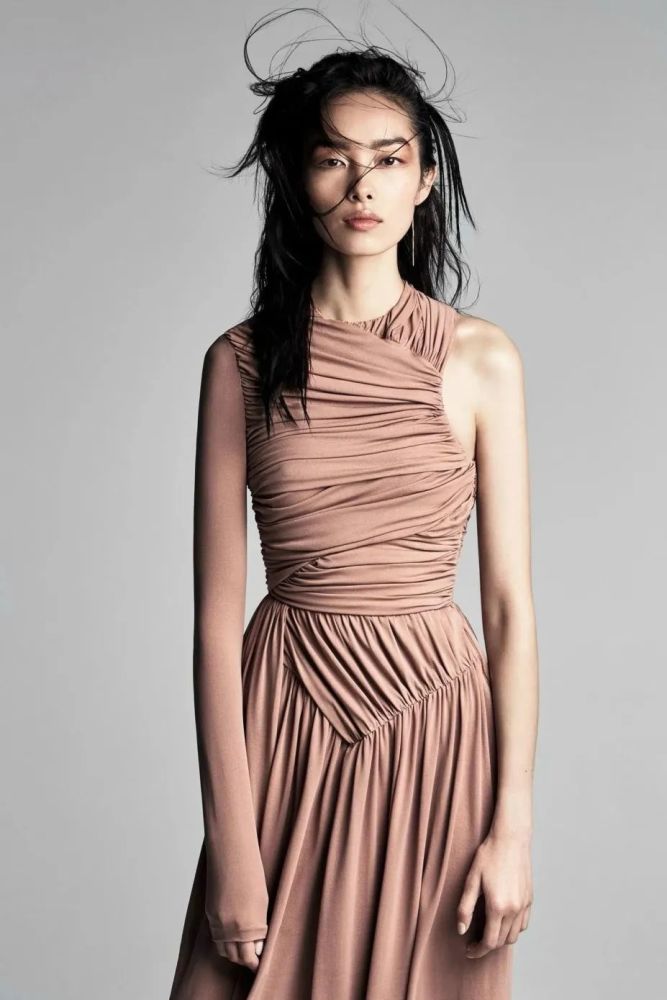 国内一线超模孙菲菲在事业高峰却退隐结婚生子丈夫是摄影师亮子