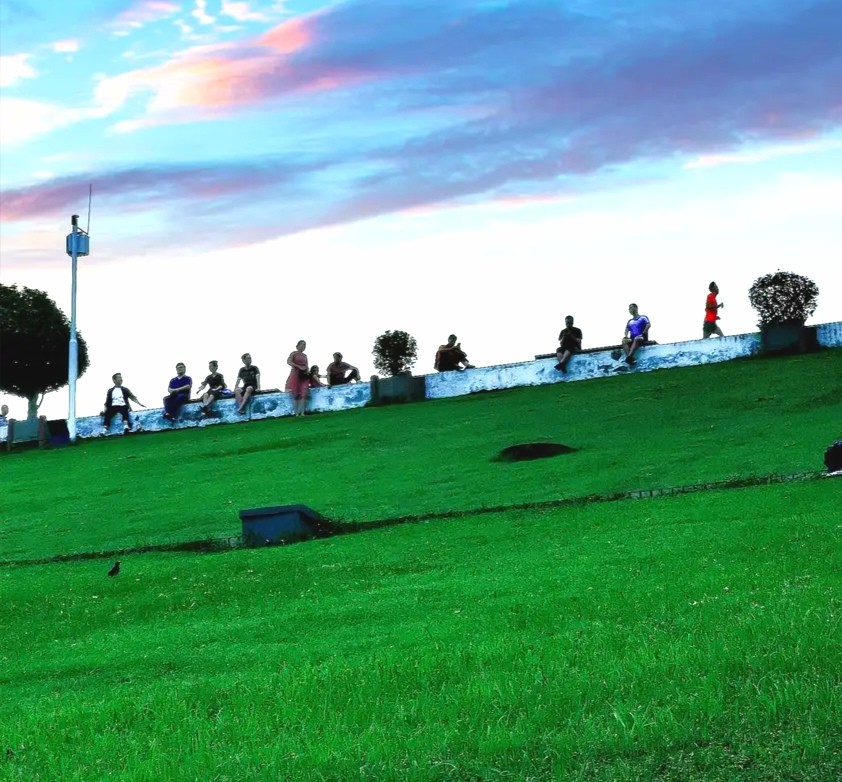 深圳梅林水库这里有宫崎骏动画绿色草坪网红天梯太美了