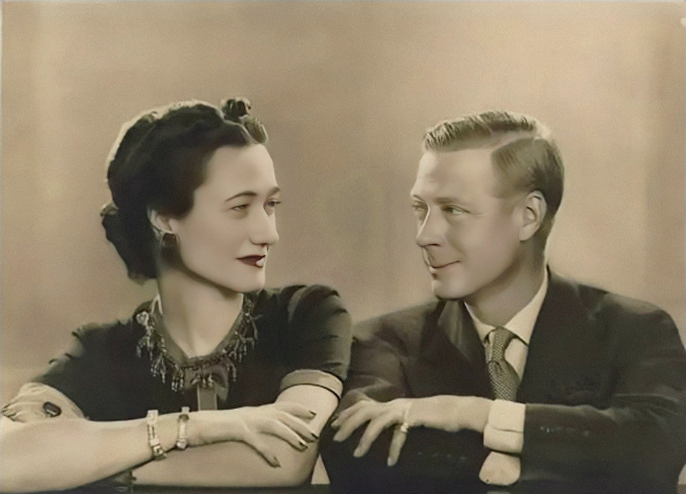 从爱德华八世留下的绝版照片来看,他年轻时的颜值非常的高,丝毫不逊色