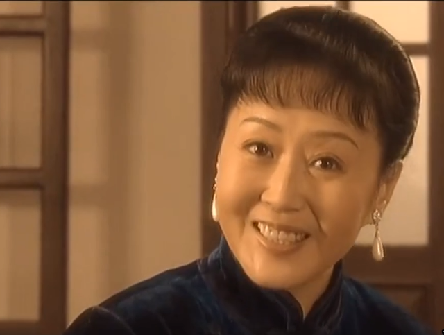 14,牟云.演员脸型较方,化妆之后,与原型具有一定的相似度.