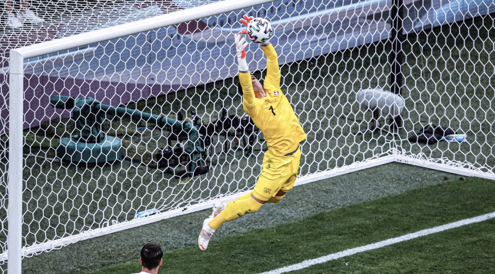 瑞士出局他仍可昂首离开欧洲杯最矮门将单场10扑救创纪录获最高分