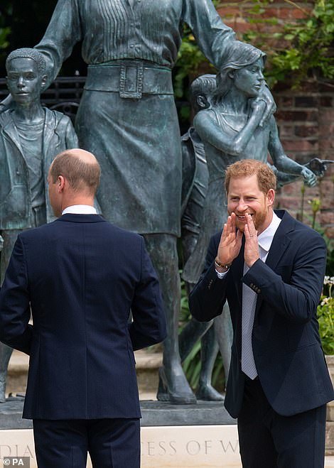 和威廉礼貌喝香槟20分钟,"肯定没有心连心"|哈里王子|威廉王子|梅根