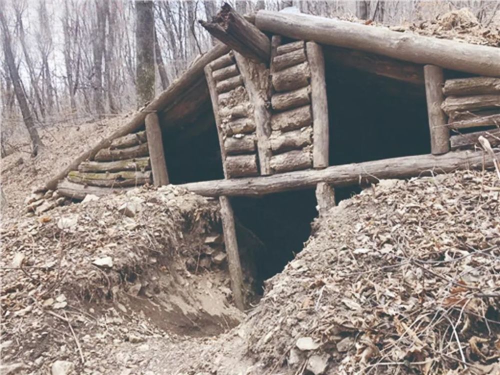 密营群落旧址位于鸣翠谷内,是在专家考证的基础上,在原密营遗址附近