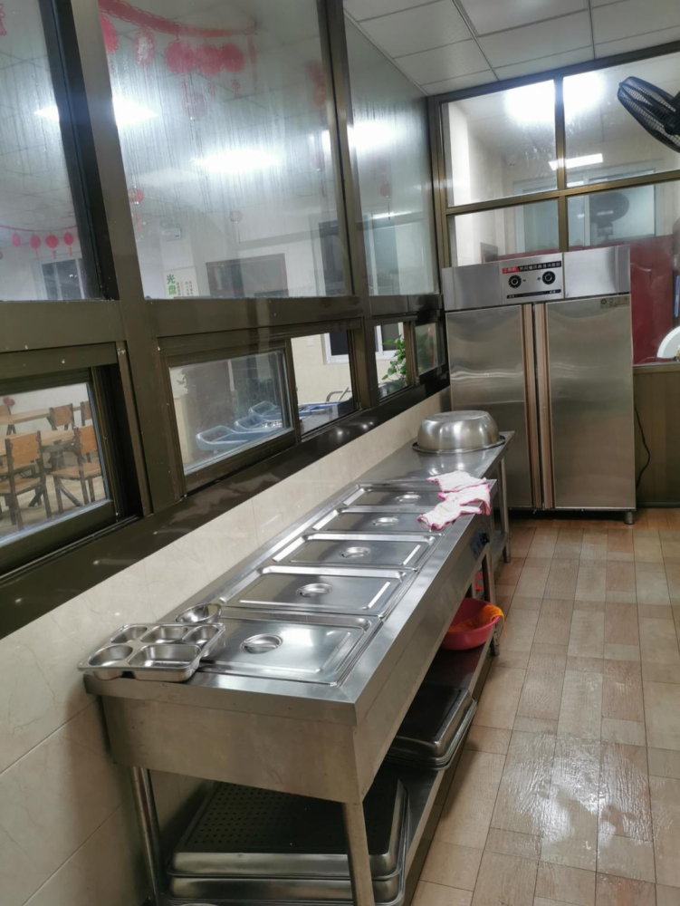 上榜理由:场所内环境干净卫生,有阳光厨房,配备洗手池消毒液,厨房安装