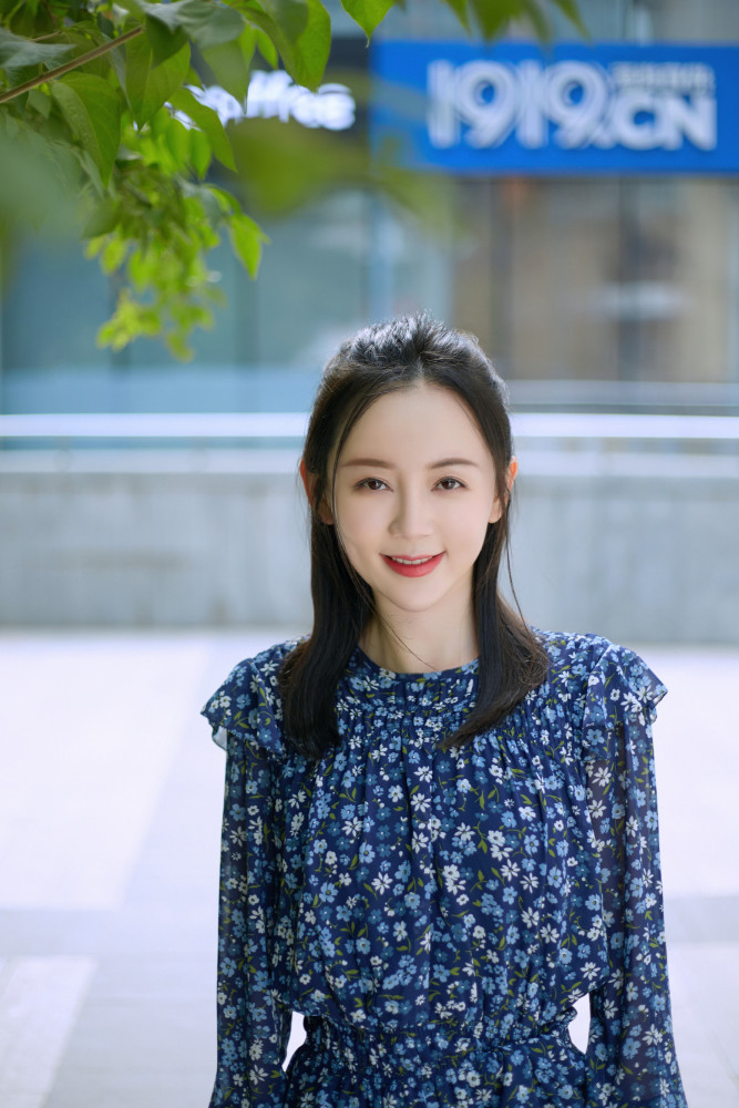 "甜美女神"魏新雨,又一组街拍曝光,每一张都是仙气十足