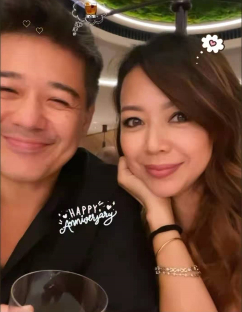 前tvb女艺人钟丽淇与老公撇下女儿吃浪漫晚餐庆祝结婚11周年