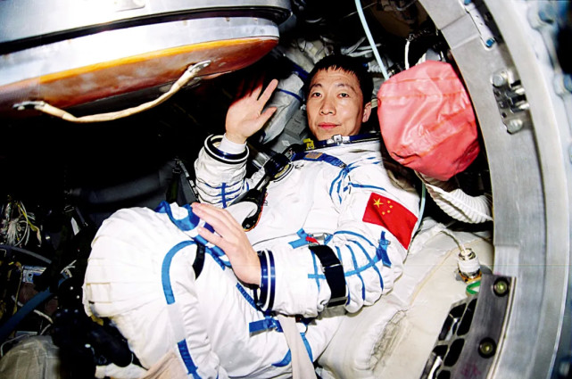 (2003年10月16日,神舟五号成功着陆,杨利伟自主出舱.摄影/南勇)