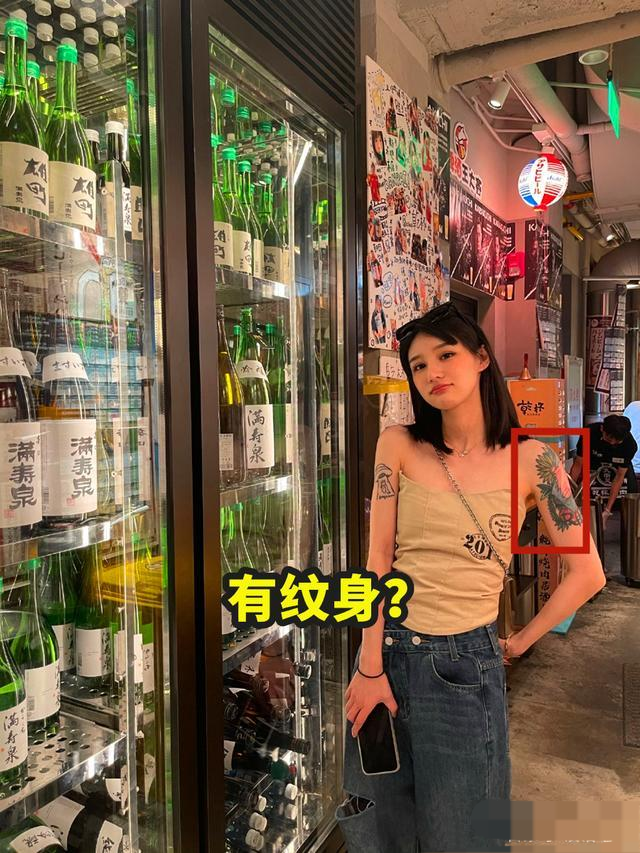 uzi又秀恩爱?女友久违吊带装上线,看到这个细节,难怪uzi不让穿