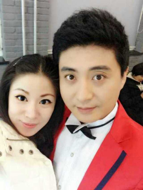 主持人周炜与娇妻过二人世界吃饭时只顾玩手机妻子催促才动筷