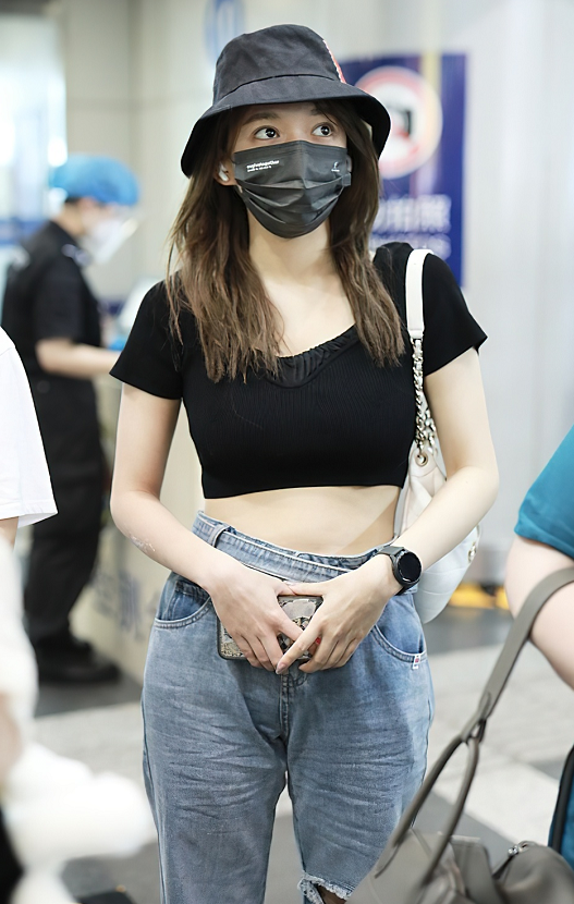 程潇机场高调秀腹肌露脐上衣搭牛仔裤好身材一览无余