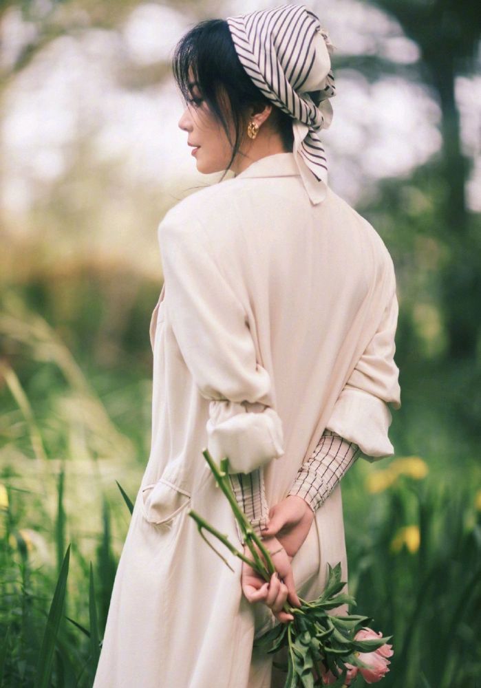 这才是岁月不败美人!俞飞鸿一袭轻纱裙女神范十足,美得不似70后