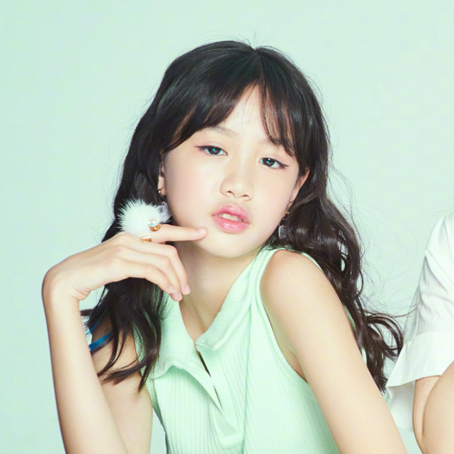 钟丽缇带孩子拍写真二女儿超模气质显然考拉颜值完美遗传亲妈