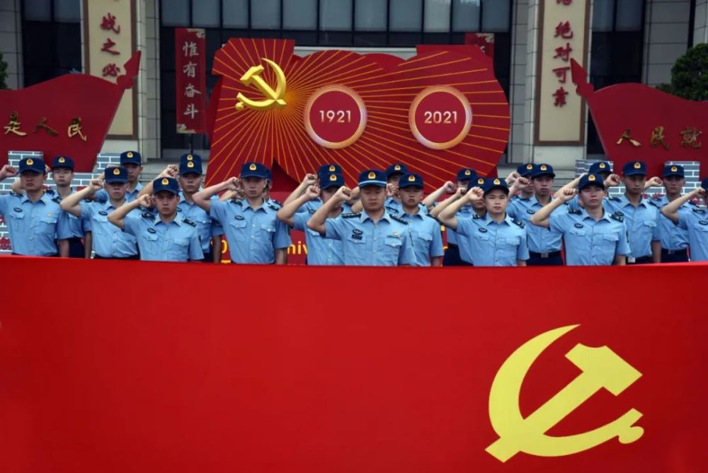 南部战区部队官兵重温入党誓词坚定初心信念