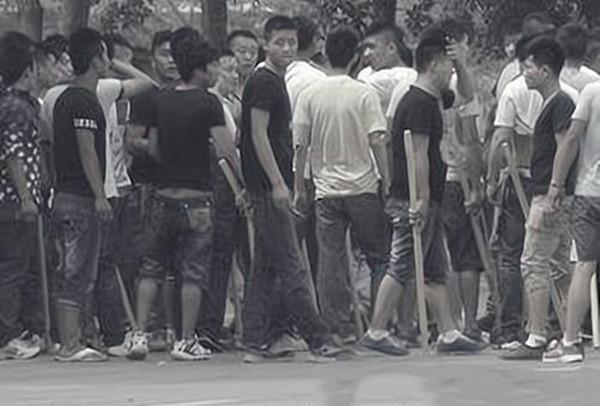 在团伙成立后的几年里,他们不仅玩六合彩,而且还干起了放高利贷和强买