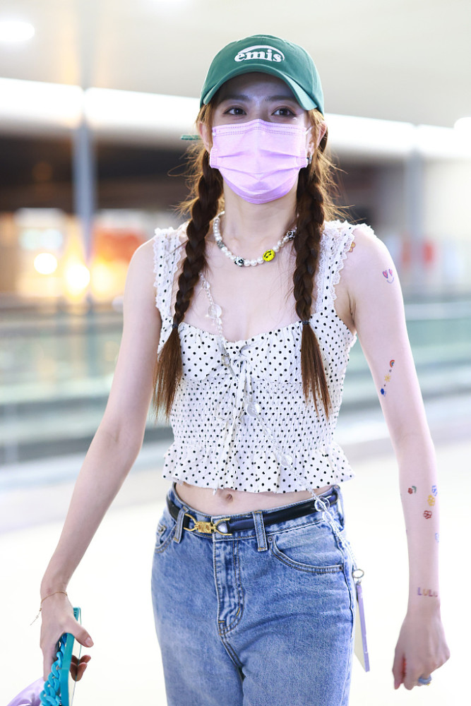 徐璐扎双辫穿波点小吊带甜酷吸睛 肤白如雪手臂印花少女心十足