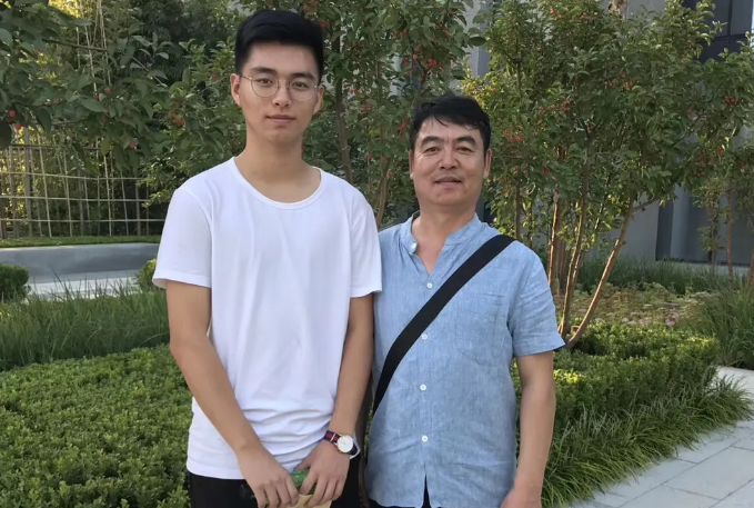 中央财经大学"校草"赵建铭,非科班出身,却成千里挑一的领诵员